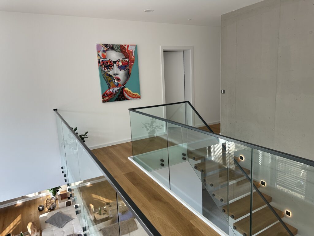 Treppen-Ganzglasgeländer 5 ganzglas 7016 klarglas seitlich punkthalter anthrazit galerie treppe (5) (10)