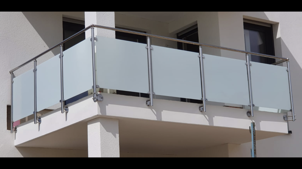 Edelstahl-Geländer mit VSG-Milchglas balkon 1 1