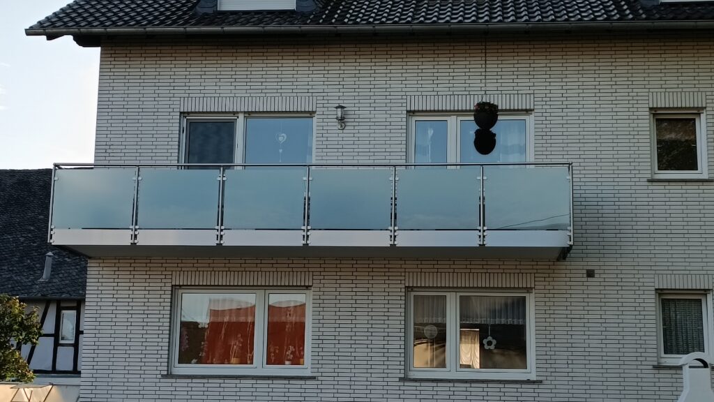 Edelstahl-Geländer mit VSG-Milchglas balkon 1 11