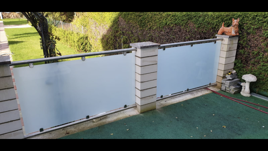 Edelstahl-Geländer mit VSG-Milchglas balkon 1.10