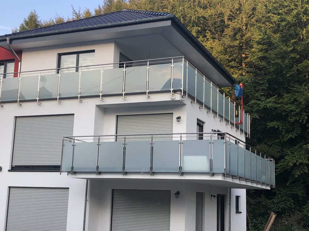 Edelstahl-Geländer mit VSG-Milchglas balkon 1.11