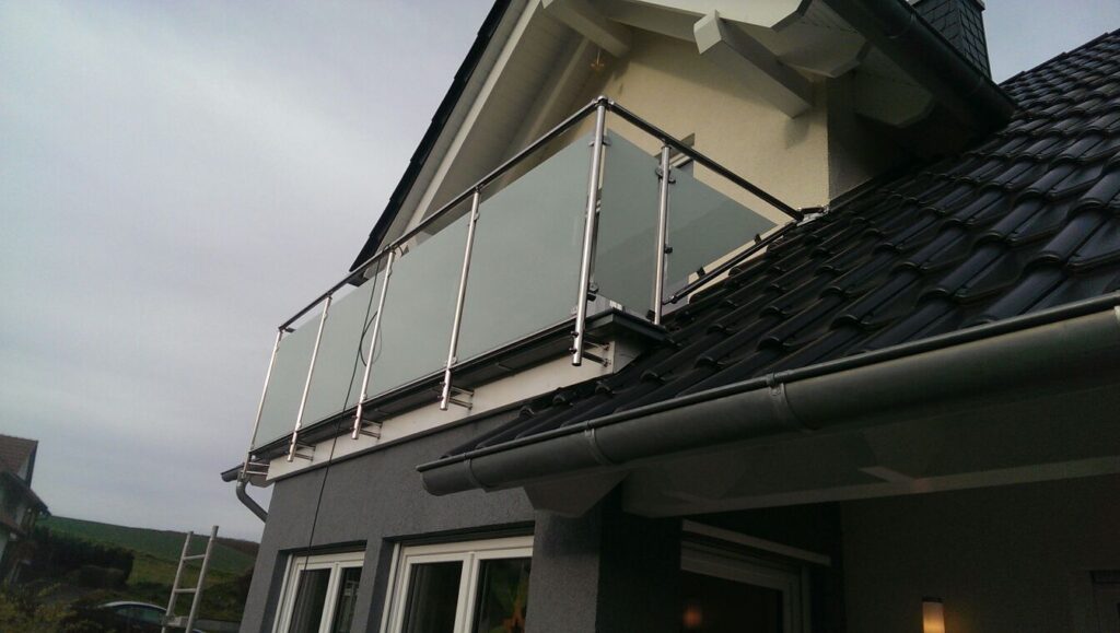 Edelstahl-Geländer mit VSG-Milchglas Balkon 1.14 1024x579