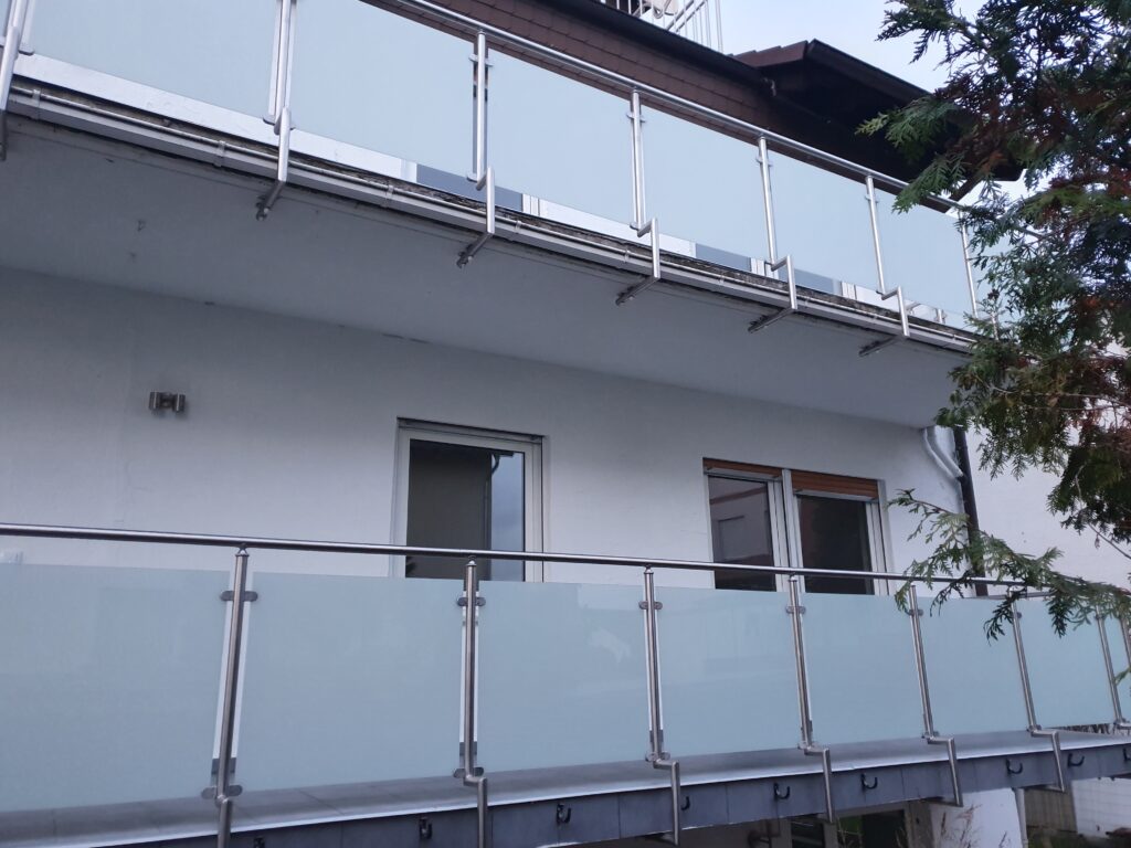 Edelstahl-Geländer mit VSG-Milchglas balkon 1.15