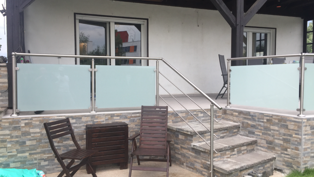 Edelstahl-Geländer mit VSG-Milchglas balkon 1.2