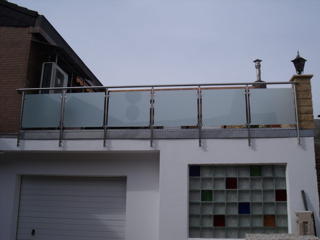 Edelstahl-Geländer mit VSG-Milchglas balkon 1.4