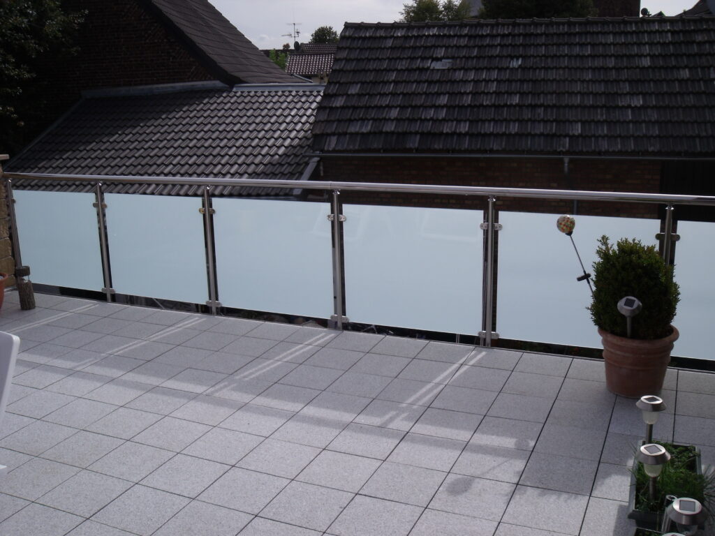 Edelstahl-Geländer mit VSG-Milchglas balkon 1.5