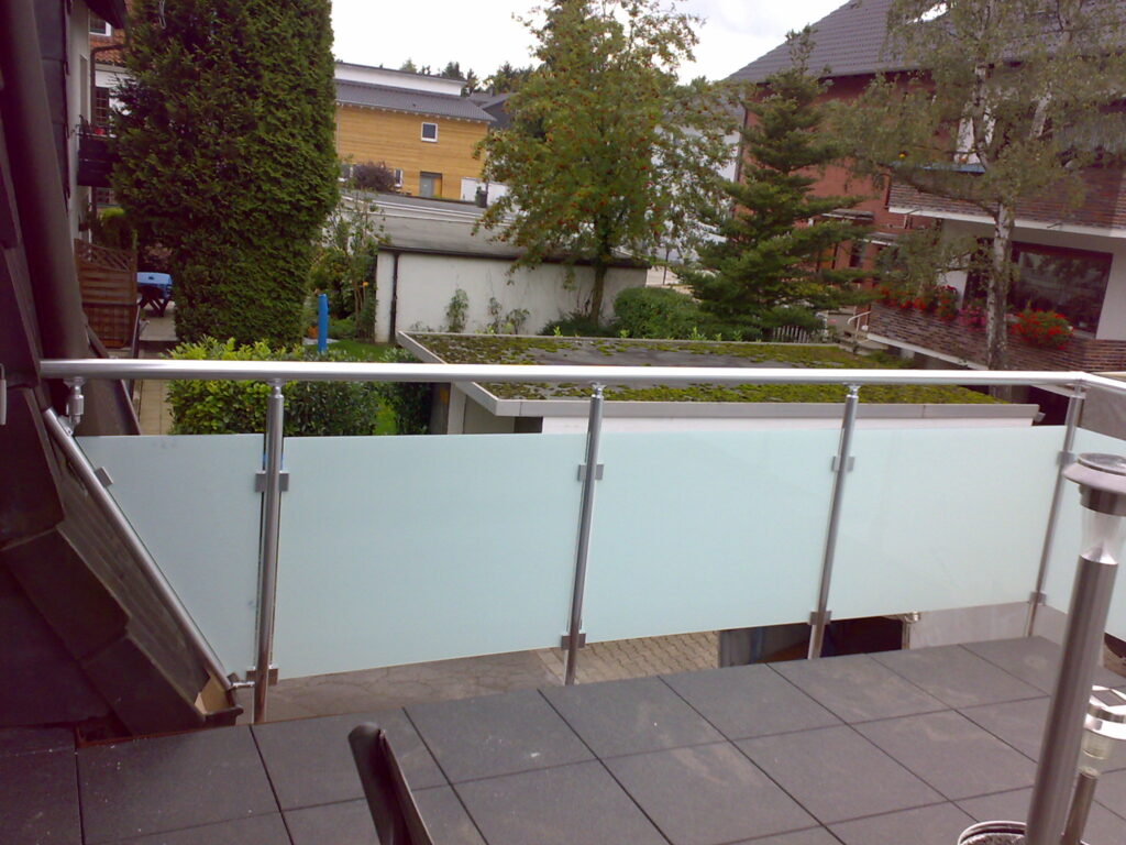 Edelstahl-Geländer mit VSG-Milchglas balkon 1.6
