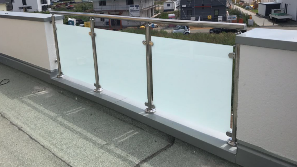 Edelstahl-Geländer mit VSG-Milchglas balkon 1.7