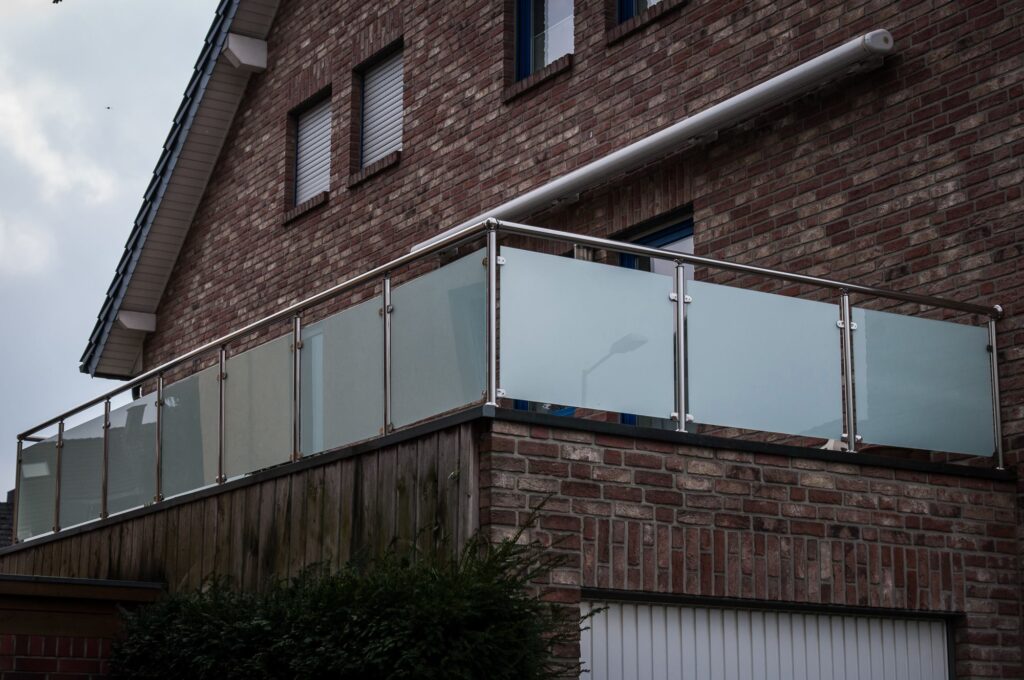 Edelstahl-Geländer mit VSG-Milchglas balkon 1.8