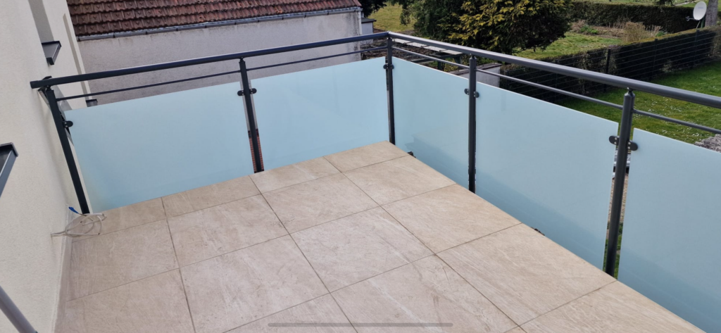 Edelstahl-Geländer mit VSG-Milchglas balkon 1.9