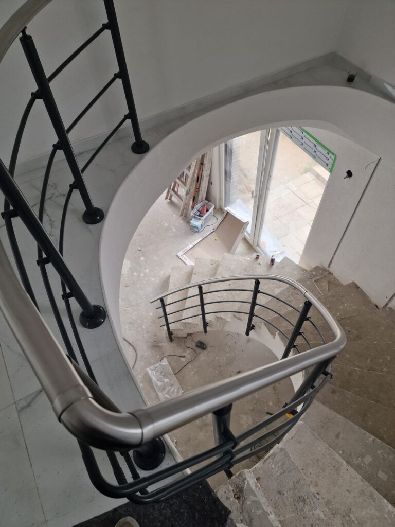 Edelstahl-Geländer mit senkrechten Sprossen edelstahl 7016 3 waagerecht seitlich oben treppe podest galerie gebogen rund (1)