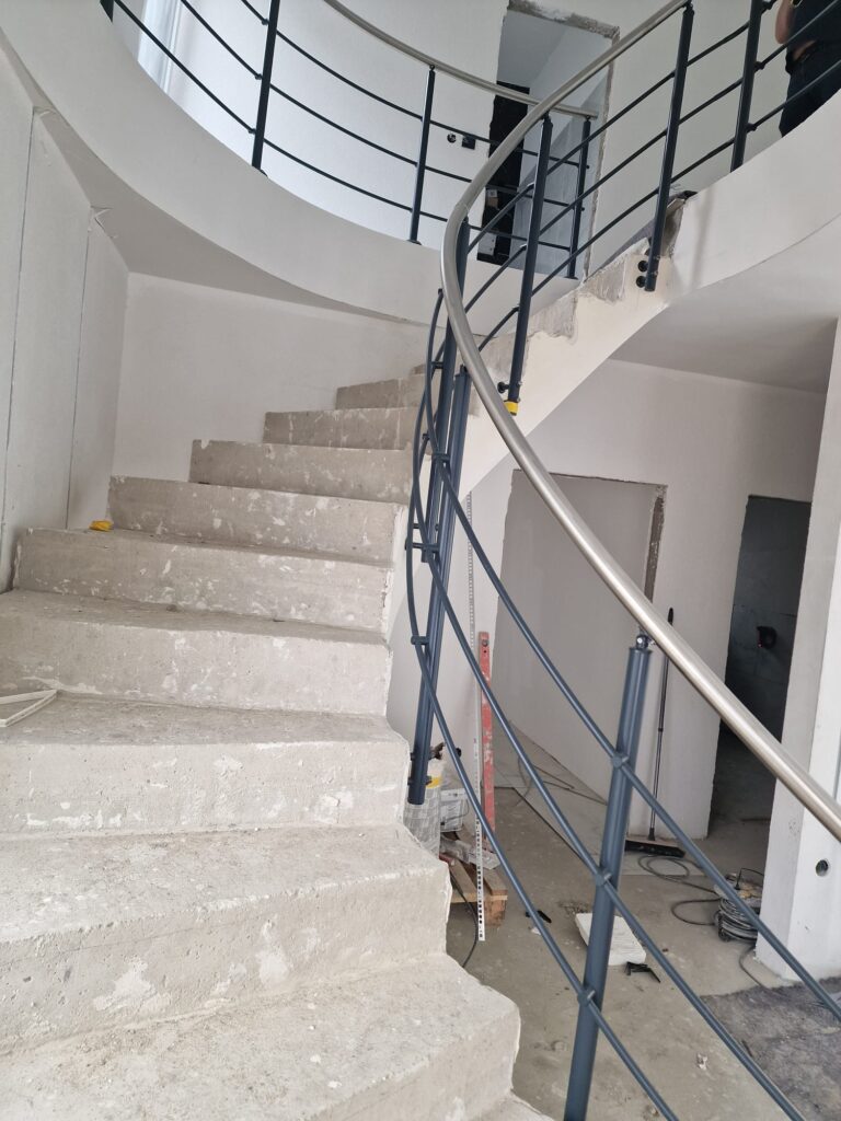 Edelstahl-Geländer mit senkrechten Sprossen edelstahl 7016 3 waagerecht seitlich oben treppe podest galerie gebogen rund (2)