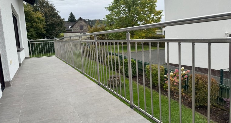 Edelstahl-Geländer mit senkrechten Sprossen edelstahl sprossen senkrecht balkon
