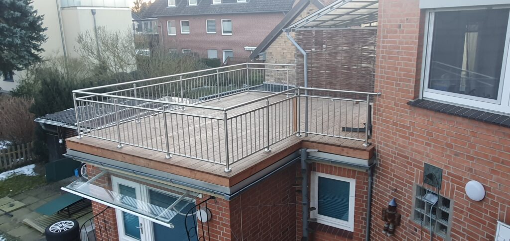 Edelstahl-Geländer mit senkrechten Sprossen edelstahl senkrechte sprossen von oben holz dachterrasse