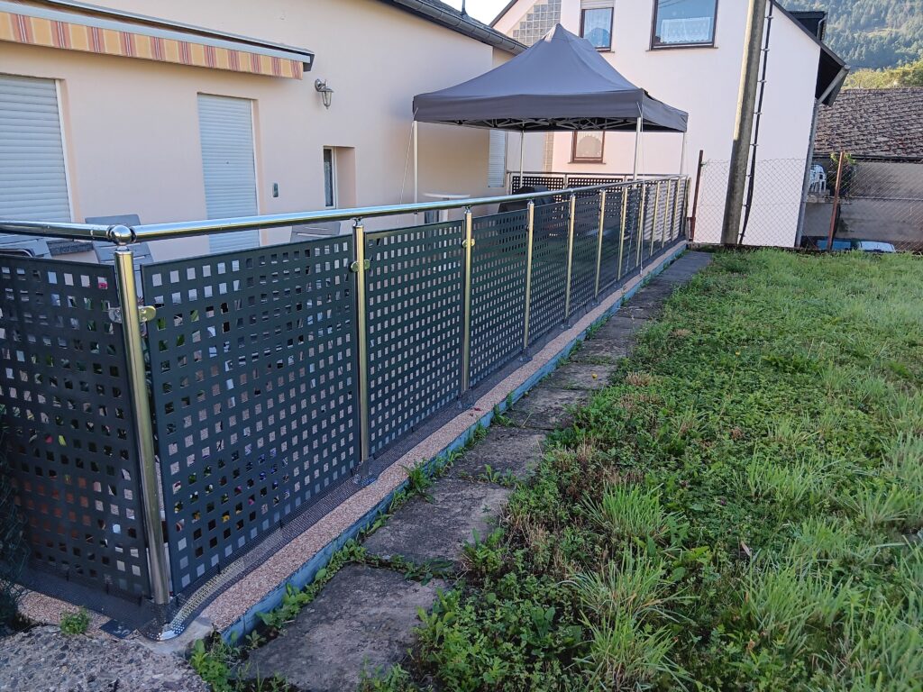 Edelstahl-Geländer mit Lochblech edelstahl von oben alu anthrazit lochblech (5)