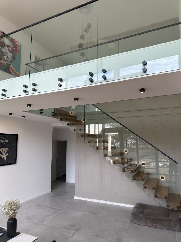 Treppen-Ganzglasgeländer ganzglas 7016 klarglas seitlich punkthalter anthrazit galerie treppe (5) (14)