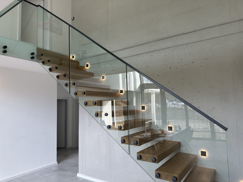 Treppen-Ganzglasgeländer ganzglas 7016 klarglas seitlich punkthalter anthrazit galerie treppe (5) (2)