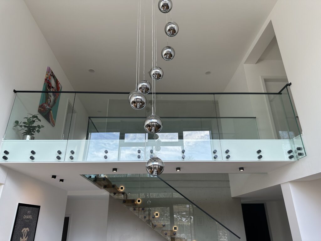 Treppen-Ganzglasgeländer ganzglas 7016 klarglas seitlich punkthalter anthrazit galerie treppe (5) (3)