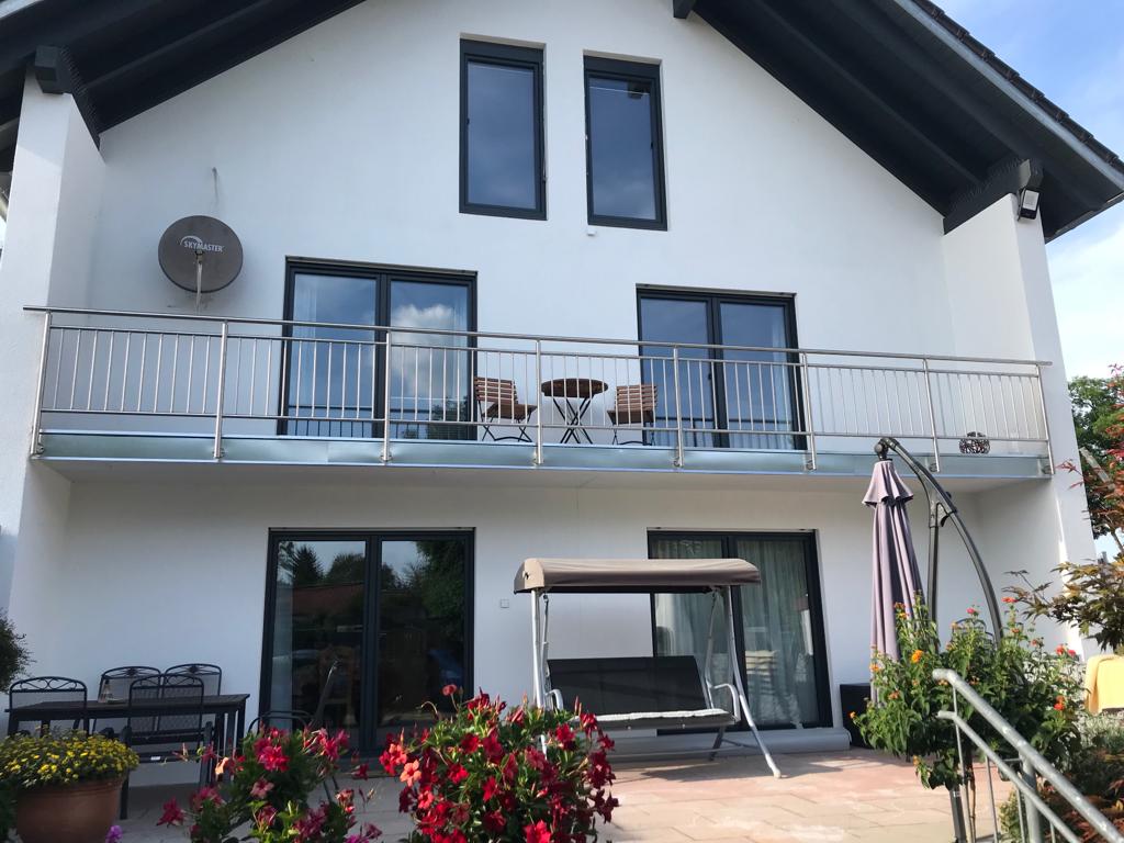 Edelstahl-Geländer mit senkrechten Sprossen img 20220907 wa0004