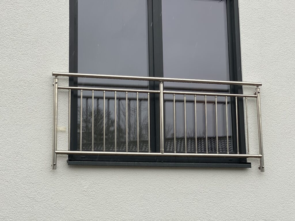 Edelstahl-Geländer mit senkrechten Sprossen img 0025