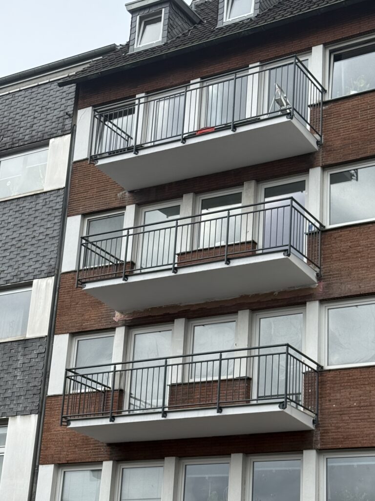 Edelstahl-Geländer mit senkrechten Sprossen img 0438