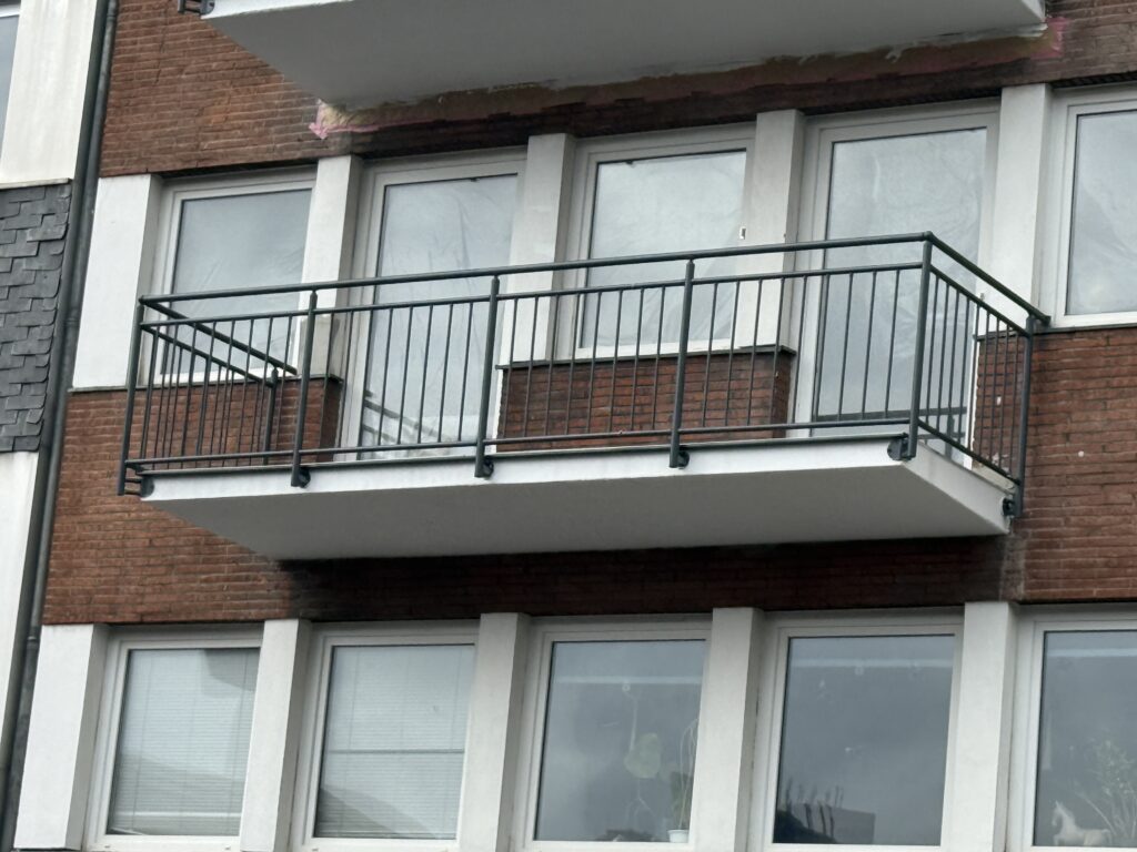 Edelstahl-Geländer mit senkrechten Sprossen img 0439