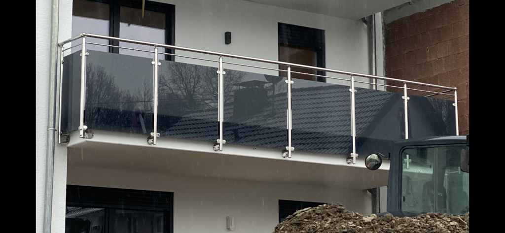 Edelstahl-Geländer mit blickdichtem Anthrazit-Glas img 0473