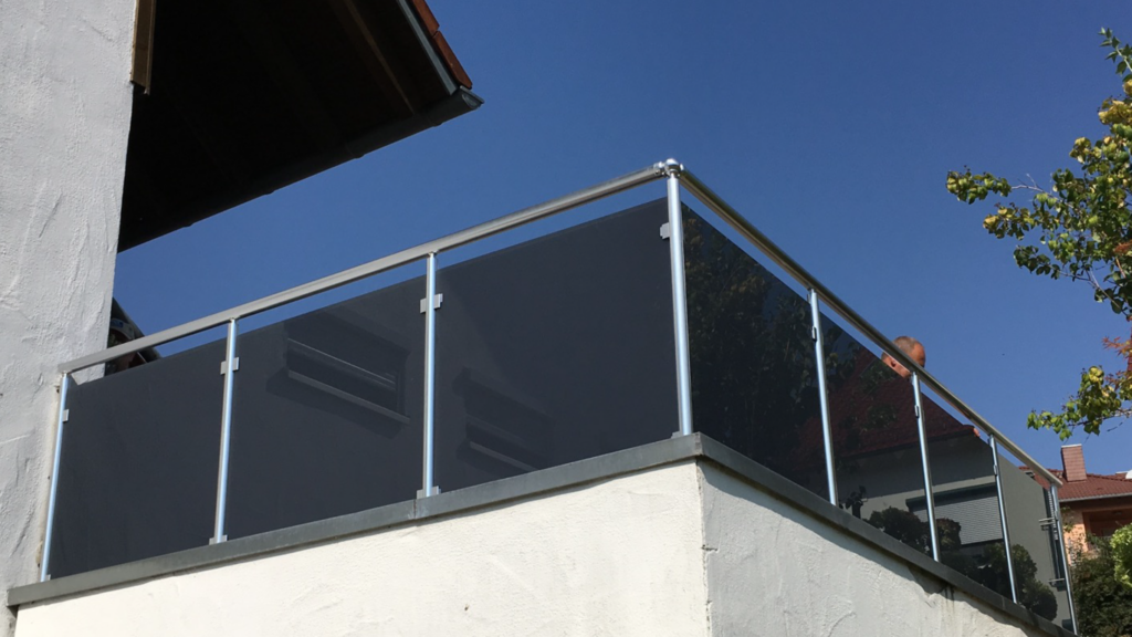 Edelstahl-Geländer mit blickdichtem Anthrazit-Glas img 1188