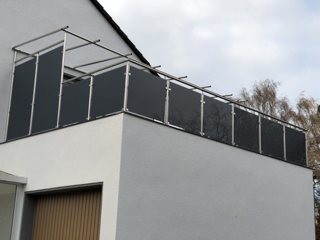 Edelstahl-Geländer mit blickdichtem Anthrazit-Glas img 2569
