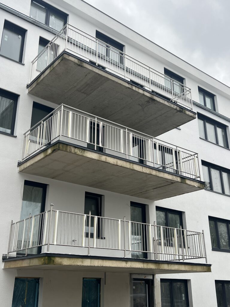 Edelstahl-Geländer mit senkrechten Sprossen img 3733
