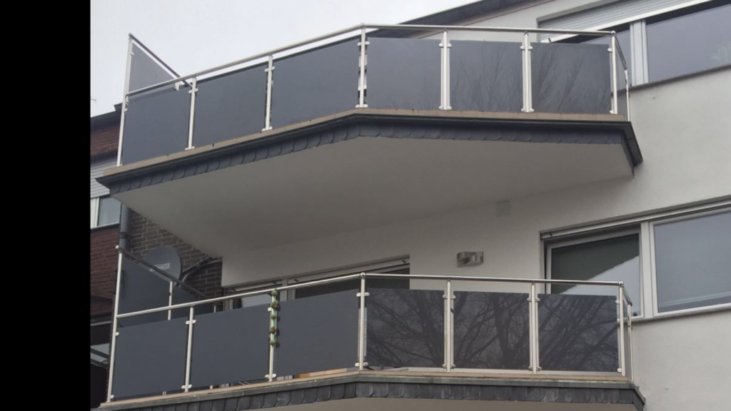 Edelstahl-Geländer mit blickdichtem Anthrazit-Glas img 4353