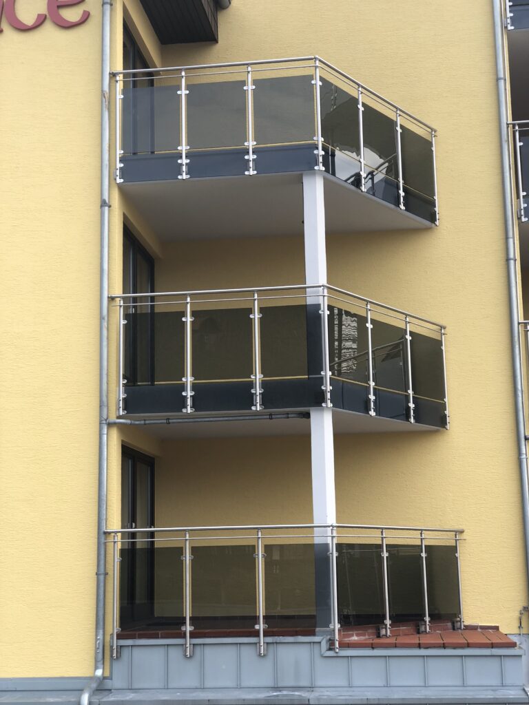 Edelstahl-Geländer mit Anthrazit-Klarglas img 5031