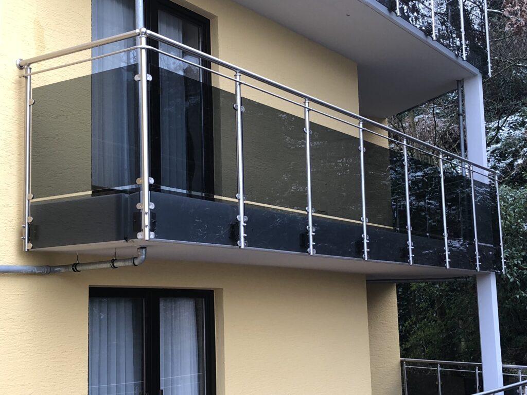 Edelstahl-Geländer mit Anthrazit-Klarglas img 5042