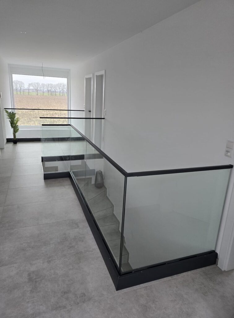 Treppen-Ganzglasgeländer screenshot