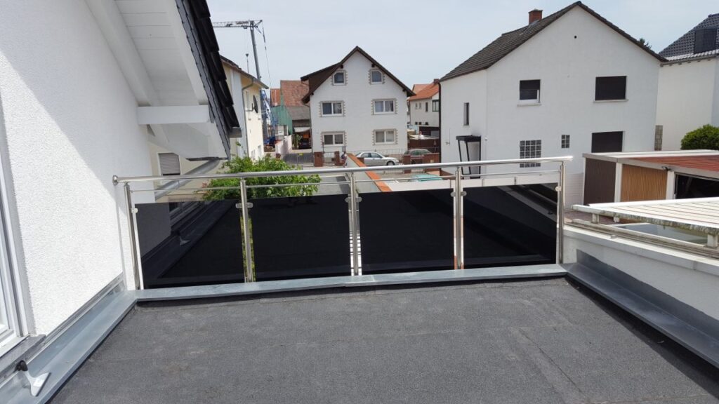 Edelstahl-Geländer mit blickdichtem Anthrazit-Glas img 6786