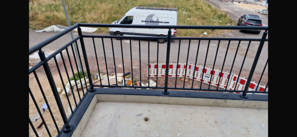 Edelstahl-Geländer mit senkrechten Sprossen img 7979