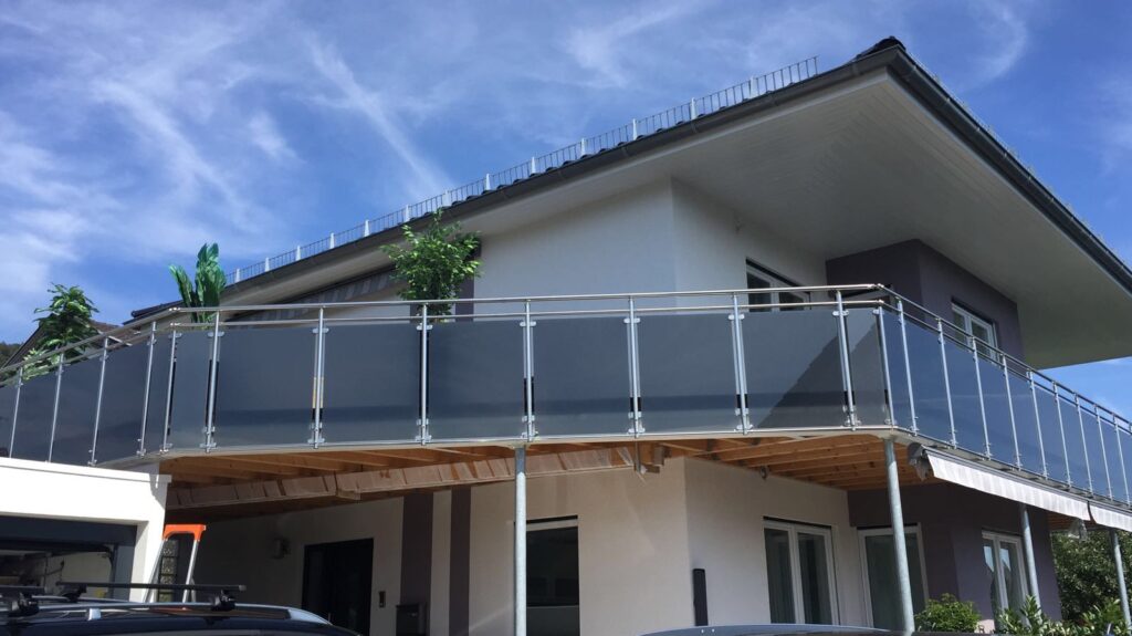 Edelstahl-Geländer mit blickdichtem Anthrazit-Glas img 8110