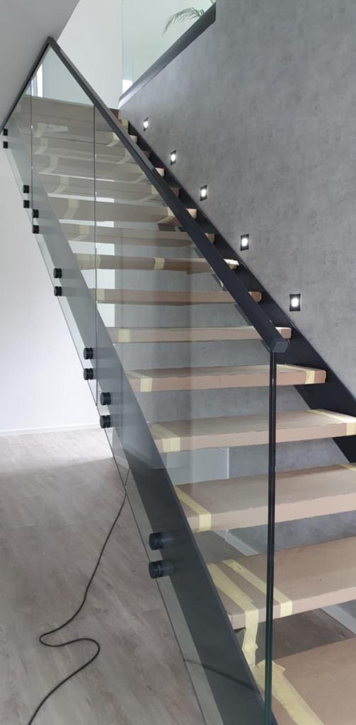 Treppen-Ganzglasgeländer img 8810