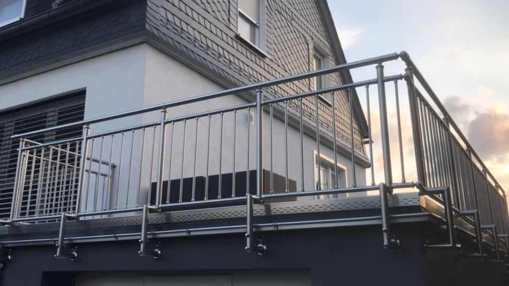 Edelstahl-Geländer mit senkrechten Sprossen img 8963