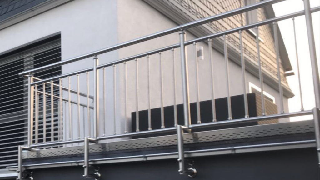 Edelstahl-Geländer mit senkrechten Sprossen img 9179