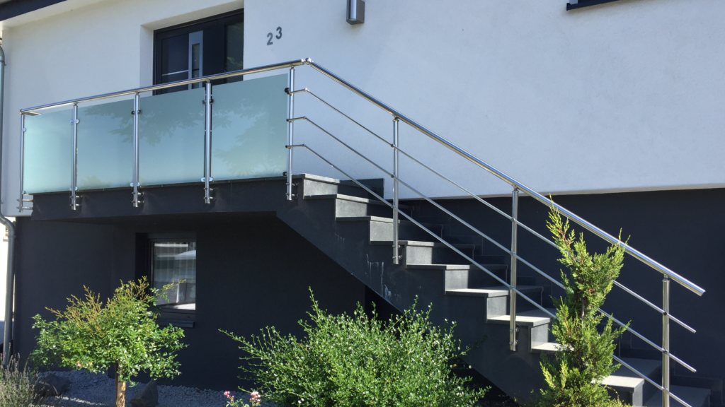 Edelstahl-Geländer mit VSG-Milchglas treppe podest